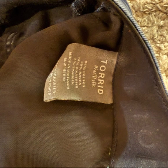 TORRID Bombshell Flare Cut Jeans Size 22 R - Picture 4 of 4